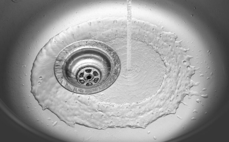 Perché l’acqua del lavandino scende lentamente?